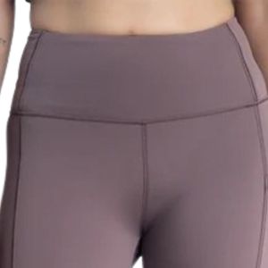 Leggings Capri taille haute gris taupe pour femme, pantalon de sport extensible et ajusté avec design ergonomique pour le yoga, la course et l'entraînement physique - Product Image 2