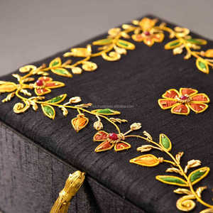 Boîte à bijoux magnétique noire gravée en forme de papillon, avec fermoir à pression, pour cadeau de mariage, organisateur de rangement, étui à anneaux avec pompon - Product Image 4