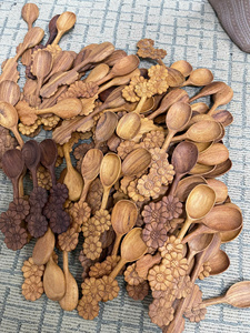 Cuillère à dîner minimaliste personnalisée, écologique, sculptée à la main, plaquée or, polie, capacité de 30 ml, cuillère en bois artisanale - Product Image 1