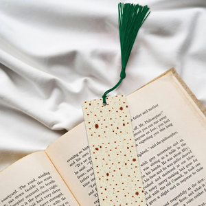 Marque-page artisanal de luxe en bois naturel écologique avec pompon vert et motif marron moucheté, vente en gros - Product Image 1
