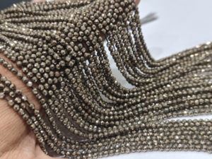 Perles de pyrite naturelle rondes facettées de 3 mm, vendues par brin, longueur 12,5 pouces - Product Image 2