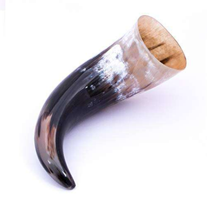 Corne à boire authentique faite à la main, inspirée de la boussole viking, avec support en bois massif et ornement gravé à la main à des fins décoratives - Product Image 2