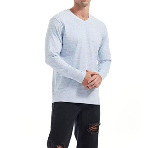 Camisetas de algodón transpirable, duraderas, ligeras y de manga corta para hombre, con cuello en V, para un uso diario informal. Camisetas de cuello en V para hombre. - Product Image 1