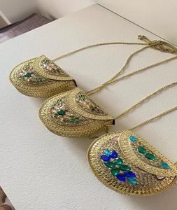 Elegante bolso clutch con trabajo kundan y detalles intrincados, perfecto para bodas, fiestas y eventos festivos de f s international. - Product Image 2