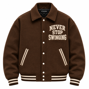 Chaqueta Varsity Marrón para Hombre con Logotipo Bordado 'Never Stop Swinging', Estilo Preppy, Cuello Camisero, Corte Regular, para Otoño - Product Image 1