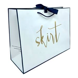 ถุงช้อปปิ้งกระดาษฟอยล์เคลือบด้วยด้ามจับเชือกกระเป๋าช้อปปิ้งกระดาษกลิตเตอร์สำหรับเสื้อผ้ากระเป๋าช้อปปิ้งระดับไฮเอนด์เป็นมิตรกับสิ่งแวดล้อมเวียดนามทำด้วยมือ - Product Image 6