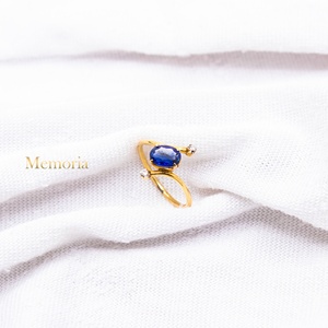 Bague Bypass en Or Jaune 18 carats avec Saphir Bleu Naturel Oval et Diamants, Collection Memoria Jewels – Vente en Gros - Product Image 4