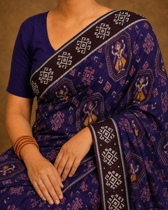 Elegante Saree de Seda Pura Color Rojo Carmesí con Patrón Ikat y Borde Negro, Saree Tradicional Indio para Fiestas, Bodas y Eventos Étnicos - Product Image 4