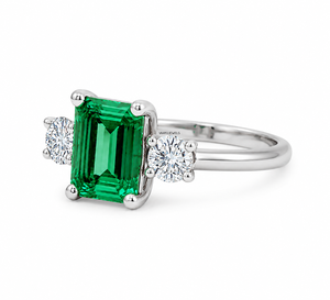 Anillo de compromiso de tres piedras con gema verde de corte esmeralda y diamante redondo cultivado en laboratorio en oro de 10K, 14K, 18K y plata 925, 935. - Product Image 3