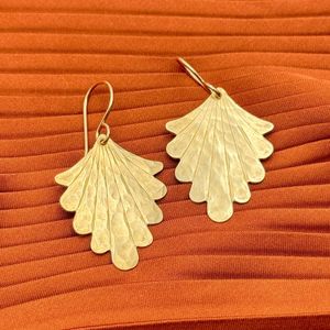 Pendientes modernos de metal con un diseño llamativo para mujeres, eventos de moda, fiestas, bodas y celebraciones. - Product Image 1
