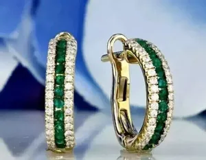 Pendientes de aro con diamantes simulados de esmeralda de corte redondo de 2 quilates, chapados en oro amarillo de 14 quilates - Product Image 1