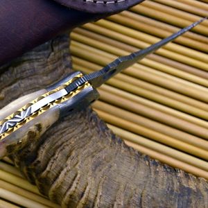 Cuchillo de caza de acero de Damasco con hoja de punta caída, mango de hueso y funda de cuero para uso en camping al aire libre. - Product Image 4