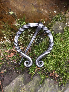 Broche torsadée en fer forgé faite à la main, style pénannulaire médiéval viking antique, pour vêtements/cape - Product Image 4