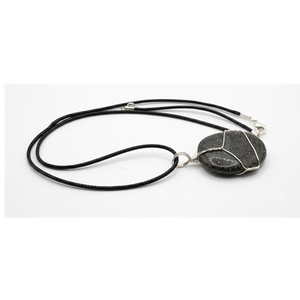 Collier pendentif ovale en hématite naturelle faite à la main, pierre noire enveloppée de fil, ras-de-cou unisexe avec cordon en cuir réglable - Product Image 1