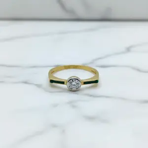 Anillo de Oro Amarillo Sólido de 22K con Incrustaciones de Diamantes Redondos y Esmalte Verde, Joyería Fina Moderna y Minimalista para Mujer - Product Image 2