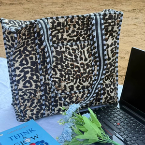 Bolsos Tote Personalizados a la Moda para Mujer, Bolso de Hombro con Estampado a Mano, Bolso de Diseñador Acolchado - Product Image 1