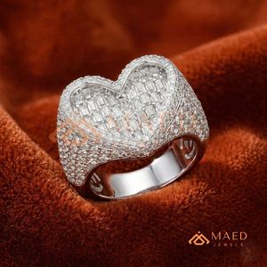 Anillo de Plata con Corazón para Hombre – Joyería de Lujo Estilo Hip Hop con Centro de Baguette – Anillo de Declaración "Corazón Congelado" – Acabado en Plata - Product Image 2