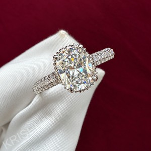 Bague de Fiançailles Solitaire en Platine avec Diamant de Laboratoire VVS Taille Coussin et Halo Caché, Style Mariage, Cadeau de Demande en Mariage de Luxe - Product Image 1