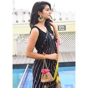 Magnifique sari en mousseline de soie Lahriya avec design ombré à taille naturelle - Product Image 6