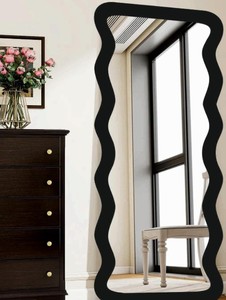 Elegante Espejo Veneciano de Estilo Herencia con Intrincados Relieves de Vidrio, Acentos Facetados Brillantes y Lujosos - Product Image 1