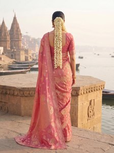 Sari de Tela Chainya Teñido a Mano con Brillo, Tejido Floral Zari, Adorno de Cordoncillo Dori Hecho a Mano, de Primera Calidad, para Fiestas y Bodas - Product Image 5