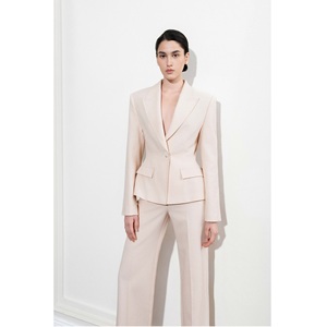 Blazer Nuevo para Mujer, Modelo ELISE FIT, Color Arena, Jacquard, Cuello de Solapa, Traje de Blazer para Oficina en Blanco - Product Image 4