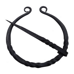 Cruz de Troll Medieval Forjada a Mano, Colgante de Hierro Tradicional Hecho por Ferreteros, Amuleto Nórdico Rústico con Acabado Artesanal - Product Image 3