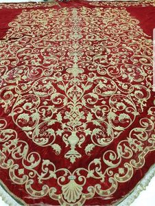Alfombra de terciopelo rojo grande con bordado de lingotes de oro, tapicería floral Zardozi hecha a mano y personalizada, textil real para iglesias y ceremonias - Product Image 4