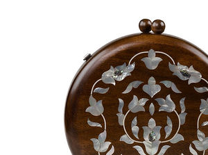 Bolso de mano de madera con incrustaciones de nácar hecho a mano, con un elegante acabado de lujo, para invitadas de bodas, eventos nupciales y fiestas. - Product Image 4