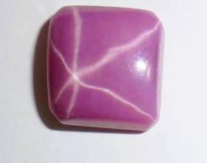 Rubis Étoilé Rouge Carré 11x11 mm 9,5 Carats Créé en Laboratoire Poli Opaque Cabochon avec Effet Étoile à 6 Branches pour la Fabrication de Bijoux - Product Image 5