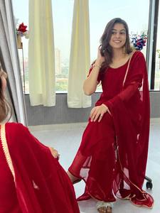 Hiyab de Georgette Rojo con Adornos Bordados en Oro, Pañuelo Étnico Tradicional para Mujer, para Bodas y Compromisos en India y Pakistán - Product Image 4