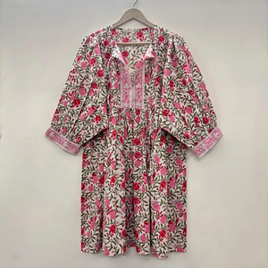 เดรสสั้นคอวี แขนสามส่วน ผ้าฝ้ายพิมพ์ลายดอกไม้แบบแฮนด์บล็อก เป็นมิตรต่อสิ่งแวดล้อม แต่งระบายลูกไม้ทำมือ รุ่นไคร่า สไตล์ชิโนเซอรี - Product Image 1