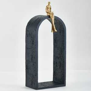 Escultura figurativa dorada sobre base geométrica negra, decoración artística hecha a mano para mesa, diseño minimalista, adorno para sala de estar, 1 unidad - Product Image 6