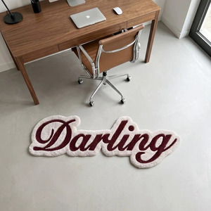 Tapis décoratif doux et unique Darling, tufté à la main, avec typographie et motif script bordeaux, pour la décoration de chambre et de salon - Product Image 1