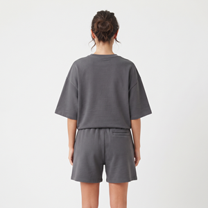 Conjunto de dos piezas de diseño personalizado para mujer, camiseta extragrande y pantalones cortos, estilo casual y moderno. - Product Image 2