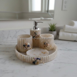 Juego de Artículos Esenciales para Baño de Cinco Piezas de Resina Diseñado por State or Art - Colección Elegante para Tocador - Product Image 1