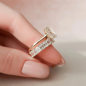 Anillo de Compromiso de Lujo en Oro Rosa de 14K con Diamante Cultivado en Laboratorio con Corte Esmeralda, Color Blanco E, 5.10g - Product Image 3