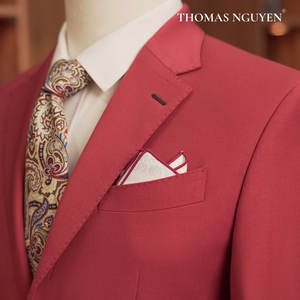 Traje de Dos Piezas a Medida para Hombre en Color Burdeos - Colección de Alta Costura en Color Natural - Product Image 2