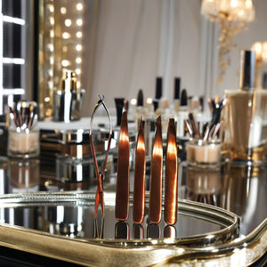 Ensemble de pincettes à sourcils inclinées en acier inoxydable en gros outils de soins de beauté en or rose avec emballage de sac à ciseaux à ressort - Product Image 1