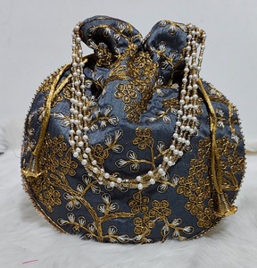 Bolsa Potli Artesanal Jaipurios con Trabajo Dorado Arti Tari, Asa de Perlas y Cordón Ajustable, Económica, para Regalo de Boda o Festivo - Product Image 2