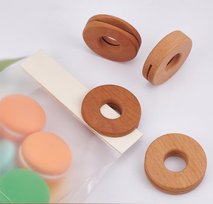 Scelleuse de sacs à collation en bois faite à la main, en forme de donut, 2 couleurs différentes, pour la maison/l'hôtel, organisateur de rangement de cuisine à bon prix - Product Image 5
