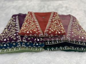 Robes de mariée indiennes en georgette lourde, brodées et ornées de travail manuel, style longueur ras du sol, kurtis traditionnels - Product Image 6