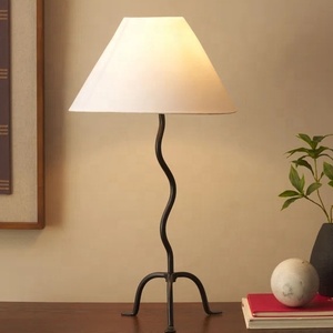 Lámpara de Mesa Metálica Serpentine Grace con Base Curva de Hierro, Pantalla de Tela Premium, Iluminación Ambiental Cálida para Interiores Elegantes - Product Image 3