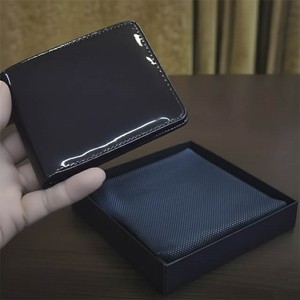 Portefeuille bifold en cuir noir brillant pour homme avec intérieur bordeaux, fenêtre d'identification et plusieurs emplacements pour cartes – Produits de luxe à finition miroir - Product Image 1