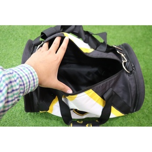 Bolsa Deportiva Personalizada Negra y Amarilla, Bolsa de Viaje para Equipo, Bolsa de Gimnasio, Bolsa para Equipo de Entrenamiento Atlético - Product Image 2