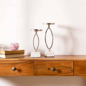 Ensemble de deux porte-bougies en aluminium argenté avec base en marbre blanc, élégants supports à bougies en métal pour table à manger - Product Image 2