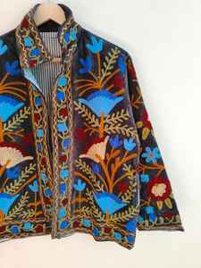 Chaqueta Suzani de lujo hecha a mano con bordado floral de terciopelo, estilo bohemio, arte folclórico, prenda distintiva, regalo para ella, abrigo Suzani, chaqueta de terciopelo. - Product Image 4