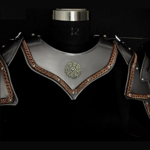 Pechera de acero niquelado negro con diseño antiguo y forma irregular para exhibición de arte coleccionable - Product Image 3