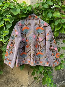 เสื้อแจ็คเก็ตผู้หญิงงานฝีมือระดับพรีเมียม ปักลายสวยงาม คอจีน แขนยาว เปิดด้านหน้า สวมใส่สบาย ระบายอากาศได้ดี เหมาะสำหรับเทศกาลต่างๆ - Product Image 3
