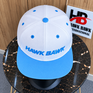 Gorra Unisex de 6 Paneles con Cierre a Presión, Blanca y Azul, Logotipo Bordado, Visera Plana Clásica, Diseño Moderno Personalizado, para Viajes al Aire Libre - Product Image 4
